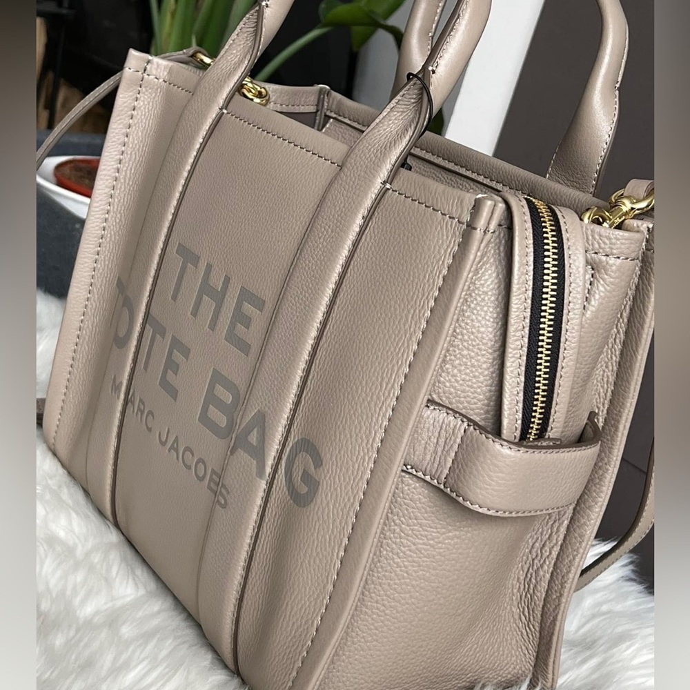 H004L01PF21 - Marc Jacobs The Leather Medium Tote Bag - Picture 3 of 16